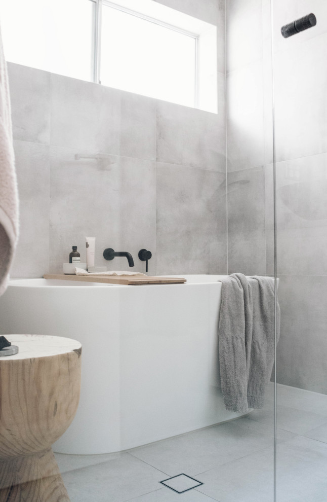 Ispirazione per una stanza da bagno stile marinaro con vasca freestanding e pareti grigie
