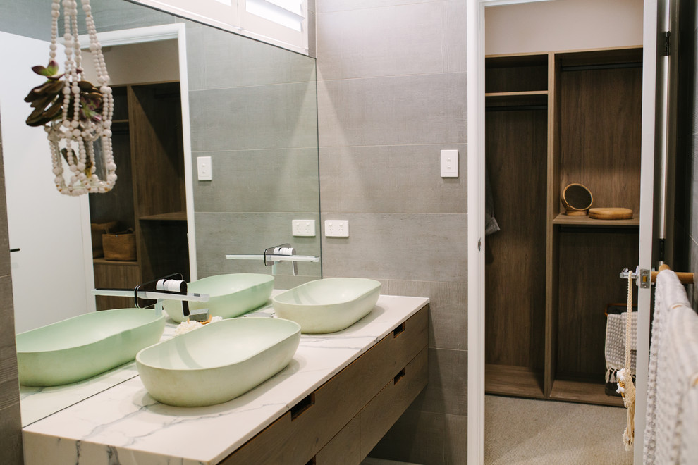 Inspiration for a modern bathroom remodel in Gold Coast - Tweed