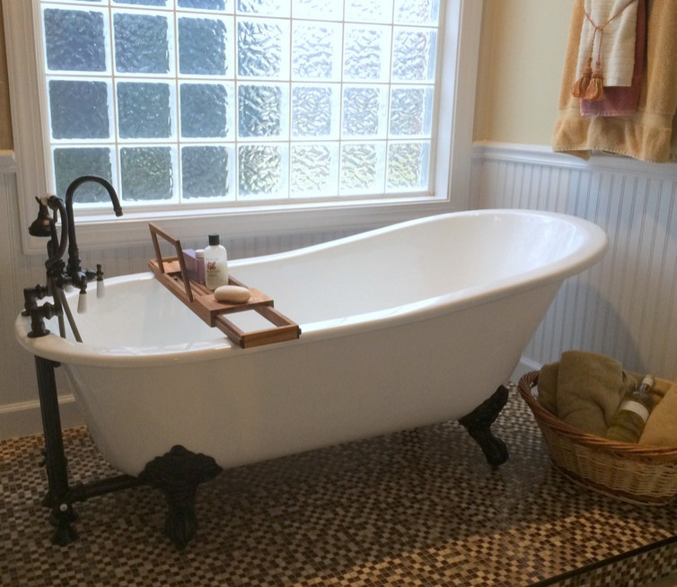 Ispirazione per una stanza da bagno padronale design con vasca con piedi a zampa di leone