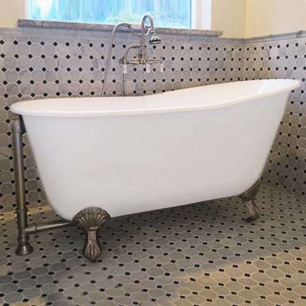 Cette image montre une petite salle de bain principale victorienne avec une baignoire sur pieds.