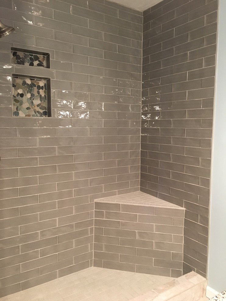 Cette photo montre une salle de bain chic en bois brun de taille moyenne avec un placard à porte shaker, WC séparés, un carrelage gris, des carreaux de porcelaine, un lavabo encastré, un plan de toilette en granite, un mur gris et un sol en calcaire.