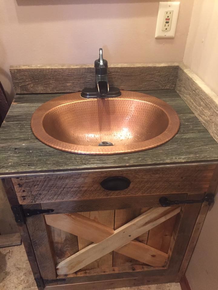 Cette photo montre une salle de bain nature en bois brun avec un lavabo posé et un plan de toilette en zinc.