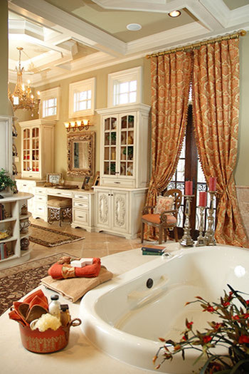 Esempio di un'ampia stanza da bagno padronale vittoriana con ante con bugna sagomata, ante bianche, vasca ad angolo, pareti beige, pavimento in marmo e lavabo sottopiano