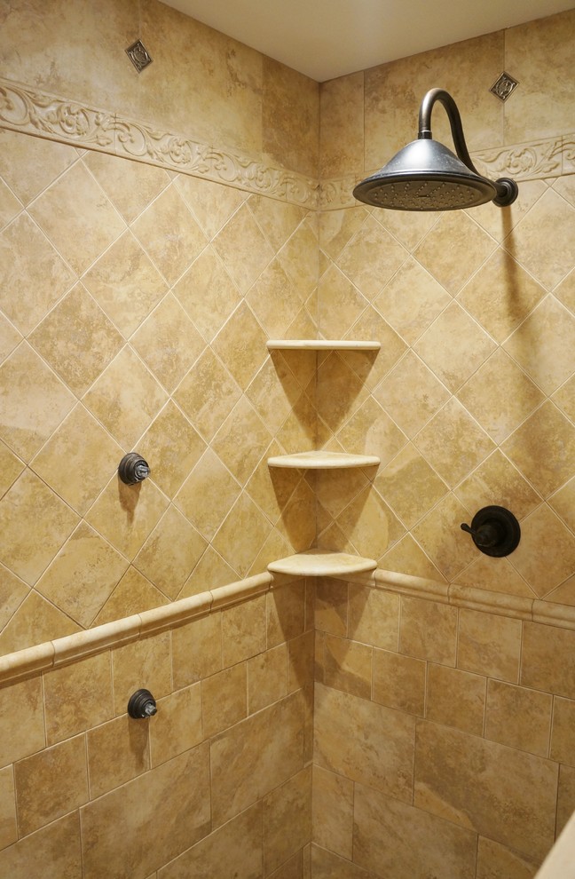 Diseño de cuarto de baño principal tradicional con ducha abierta, baldosas y/o azulejos beige, baldosas y/o azulejos de cerámica, paredes beige y suelo de baldosas de cerámica