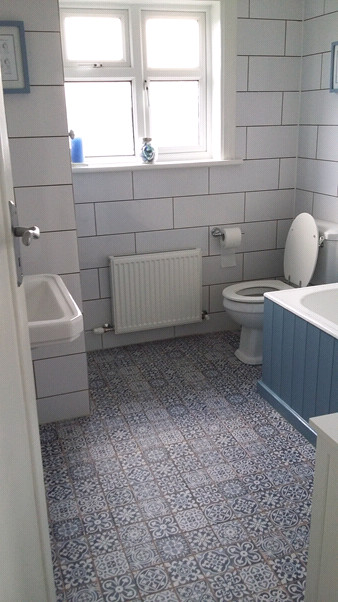 Cette photo montre une salle de bain méditerranéenne avec un carrelage bleu, des carreaux de céramique, un mur blanc et un sol en carrelage de céramique.