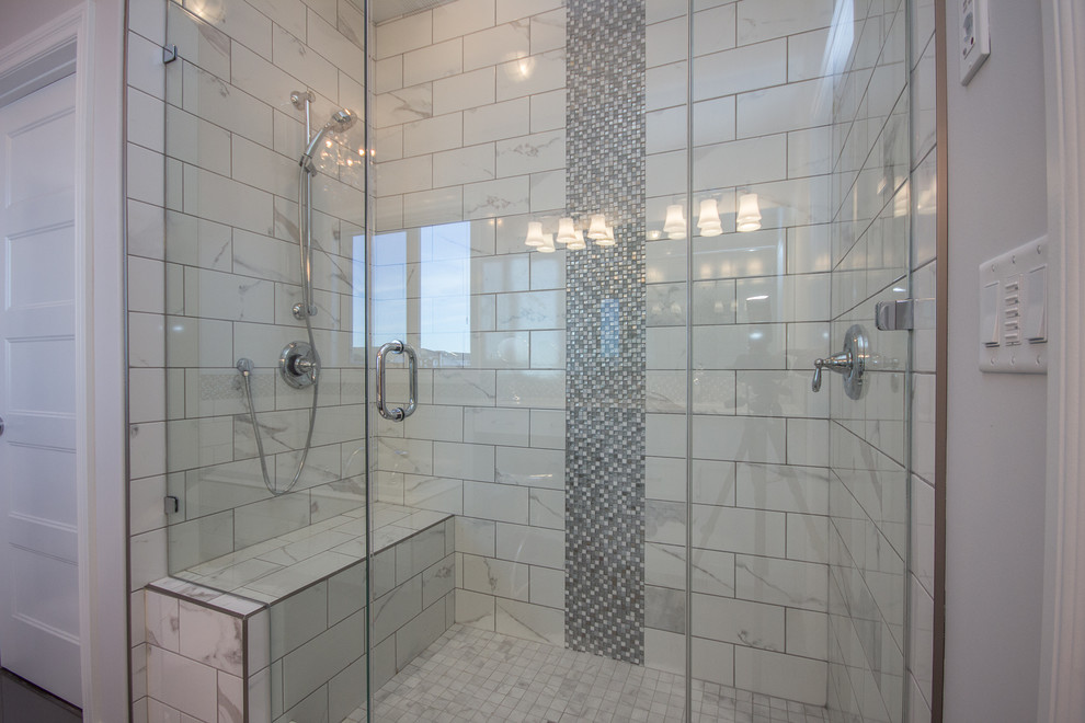 Свежая идея для дизайна: большая главная ванная комната в стиле неоклассика (современная классика) с фасадами в стиле шейкер, белыми фасадами, угловой ванной, угловым душем, разноцветной плиткой, плиткой мозаикой, белыми стенами, полом из керамогранита, врезной раковиной и столешницей из кварцита - отличное фото интерьера