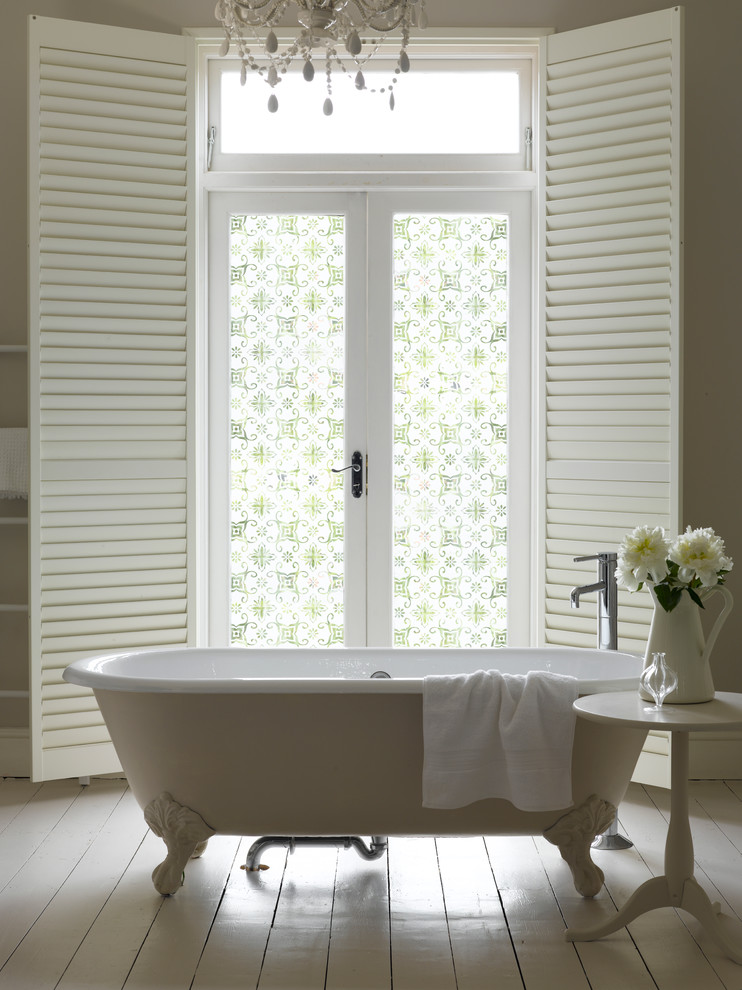 Свежая идея для дизайна: ванная комната в классическом стиле с окном - отличное фото интерьера