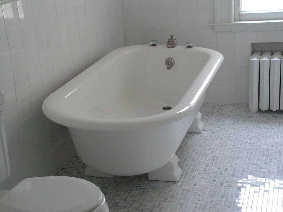 На фото: главная ванная комната среднего размера в викторианском стиле с фасадами островного типа, белыми фасадами, полновстраиваемой ванной, душем в нише, раздельным унитазом, белой плиткой, мраморной плиткой, белыми стенами, мраморным полом, врезной раковиной, мраморной столешницей, белым полом, душем с распашными дверями и белой столешницей с