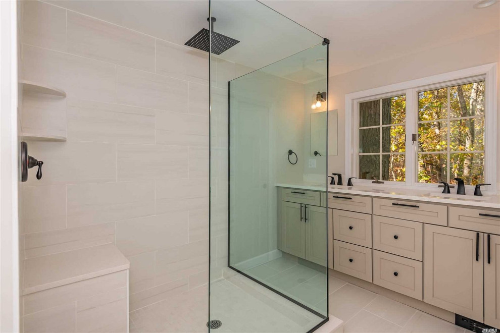 Источник вдохновения для домашнего уюта: главная ванная комната в современном стиле с серыми фасадами, столешницей из кварцита и белой столешницей