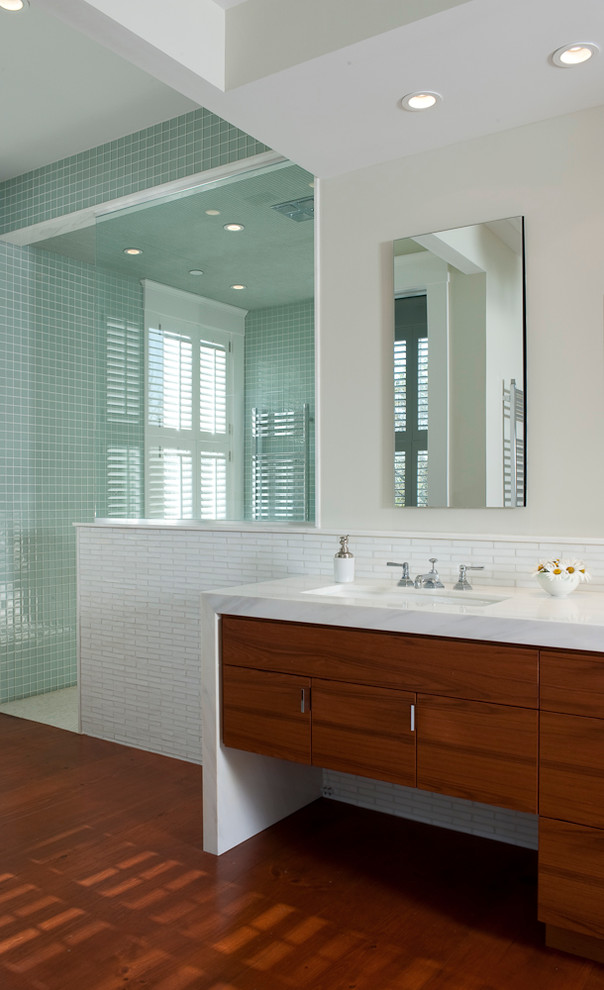 Cette image montre une salle de bain design avec une douche à l'italienne et un lavabo encastré.