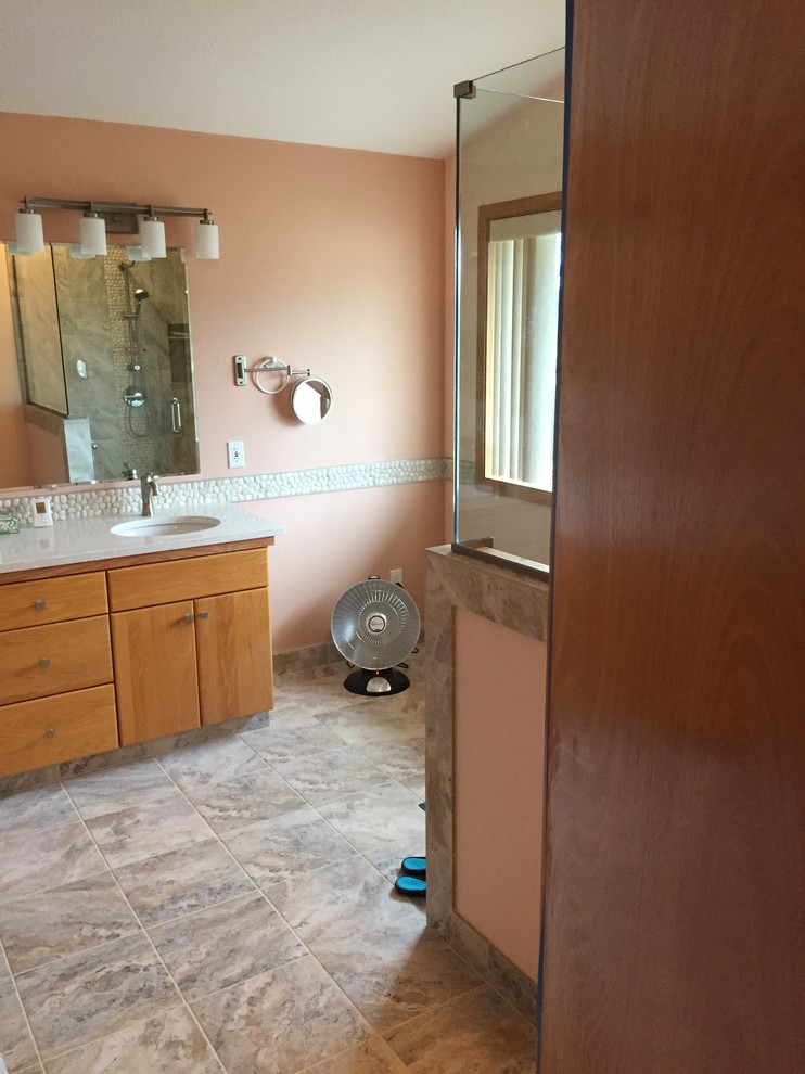 Свежая идея для дизайна: главная ванная комната среднего размера в современном стиле с столешницей из гранита, угловым душем, писсуаром, серой плиткой, керамогранитной плиткой, розовыми стенами и полом из керамогранита - отличное фото интерьера