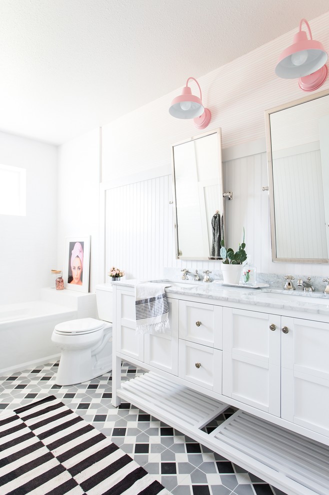 Пример оригинального дизайна: детская ванная комната в морском стиле с белыми фасадами, белыми стенами, врезной раковиной, разноцветным полом, серой столешницей и фасадами в стиле шейкер