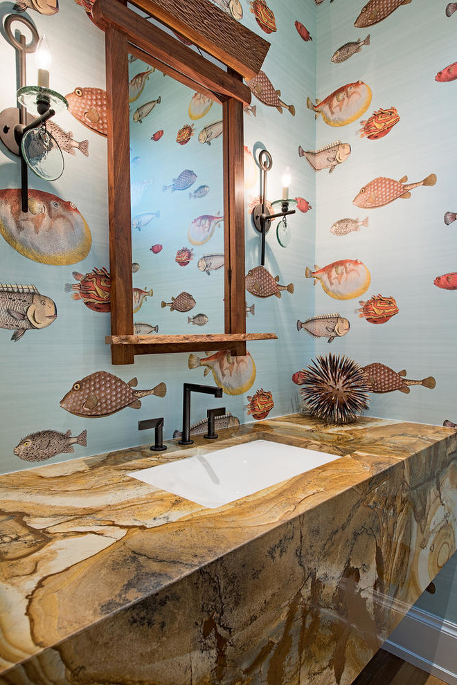 Imagen de cuarto de baño clásico renovado grande con aseo y ducha, lavabo bajoencimera y encimera de granito
