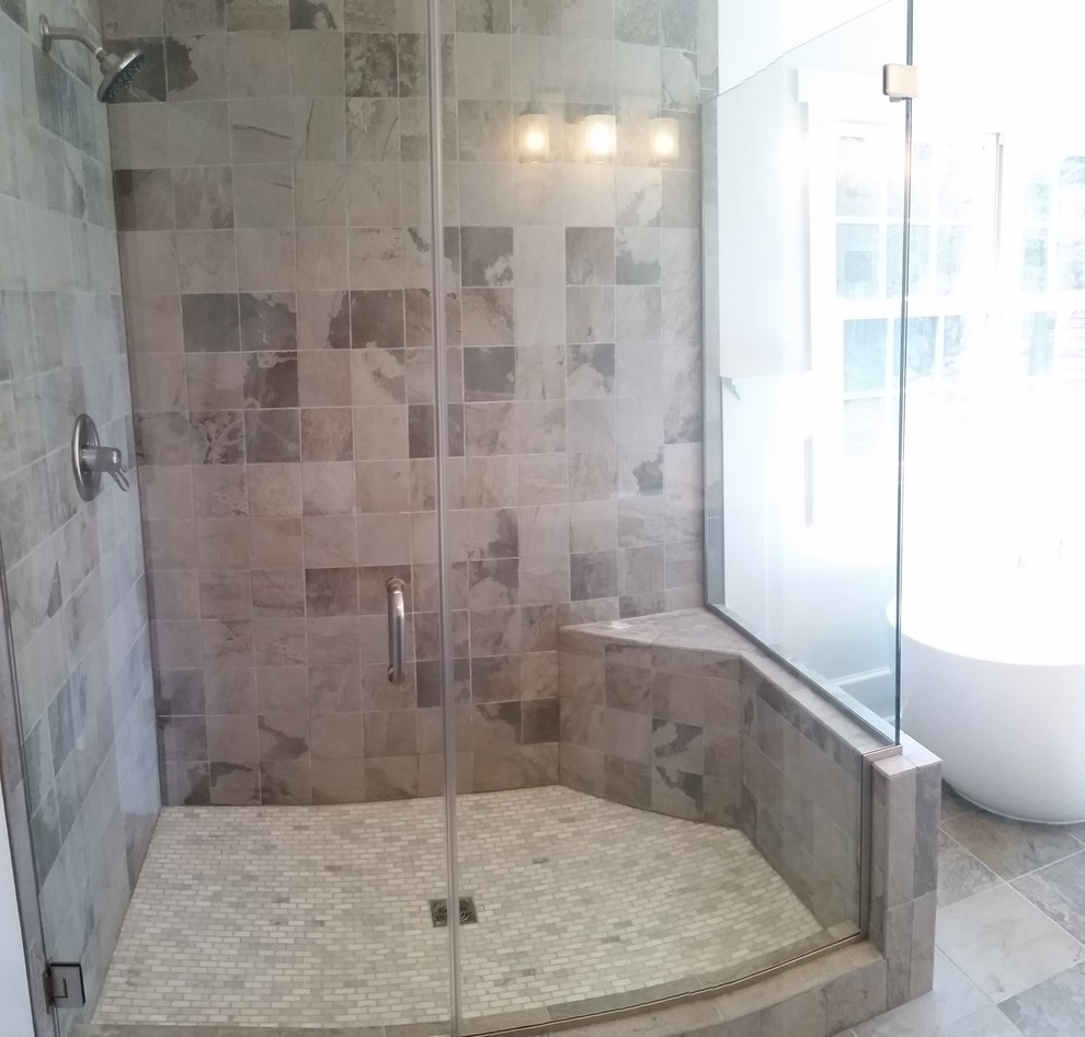 Aménagement d'une grande salle de bain principale classique avec un placard en trompe-l'oeil, des portes de placard grises, une baignoire indépendante, une douche d'angle, WC séparés, un carrelage de pierre, un mur gris, un sol en ardoise et un lavabo encastré.