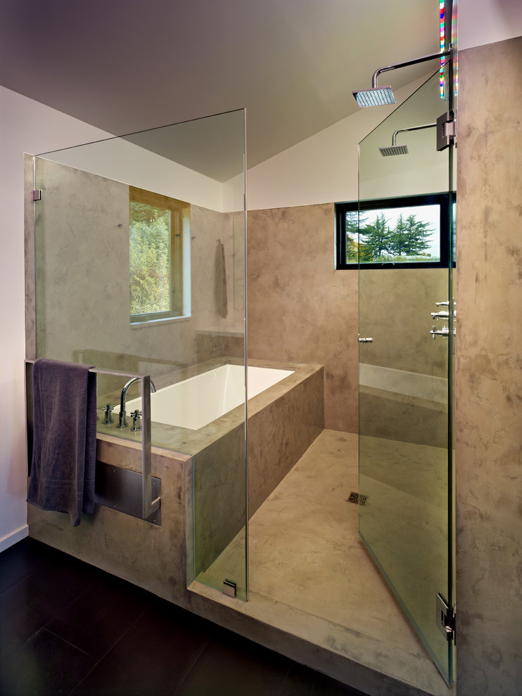 Exemple d'une salle de bain principale tendance de taille moyenne avec un combiné douche/baignoire, une baignoire encastrée, un mur gris et un lavabo encastré.