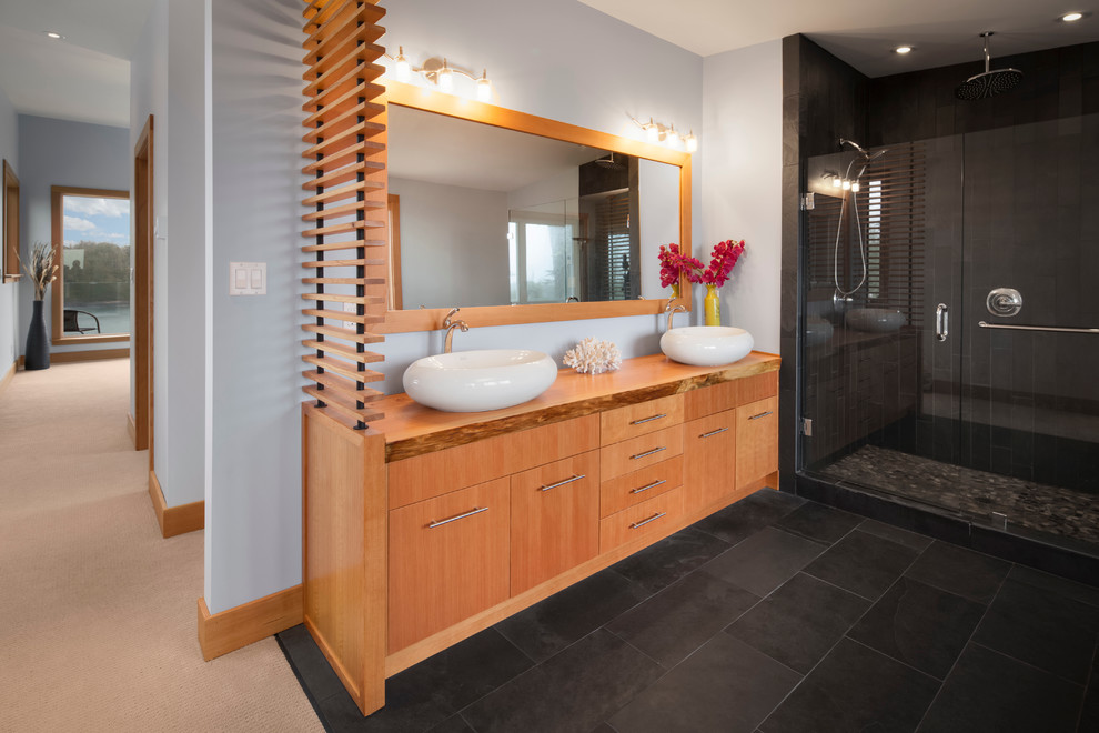 Exemple d'une salle de bain tendance avec une vasque et un plan de toilette en bois.