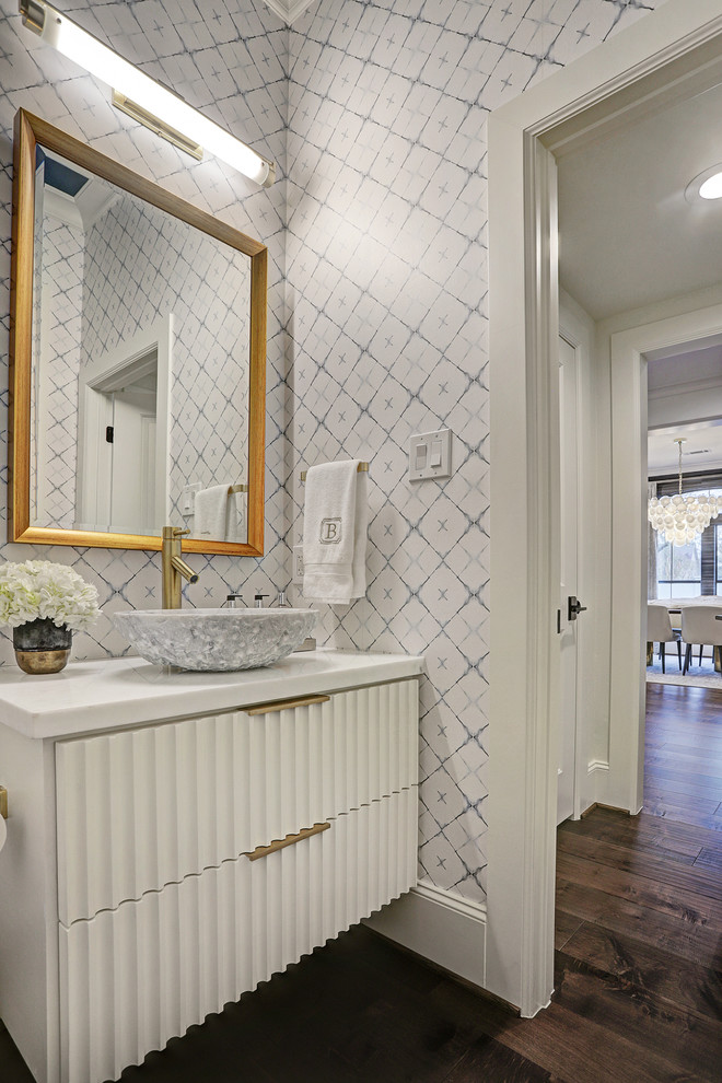 Mittelgroßes Klassisches Duschbad mit Lamellenschränken, weißen Schränken, Toilette mit Aufsatzspülkasten, bunten Wänden, dunklem Holzboden, Aufsatzwaschbecken, Quarzit-Waschtisch, braunem Boden und weißer Waschtischplatte in Houston