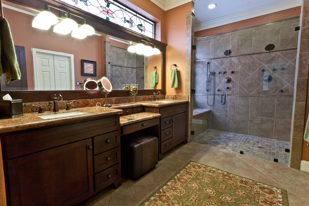Idée de décoration pour une salle de bain tradition en bois foncé avec un lavabo encastré, un placard à porte shaker, un plan de toilette en granite, une baignoire encastrée, une douche ouverte et un carrelage beige.