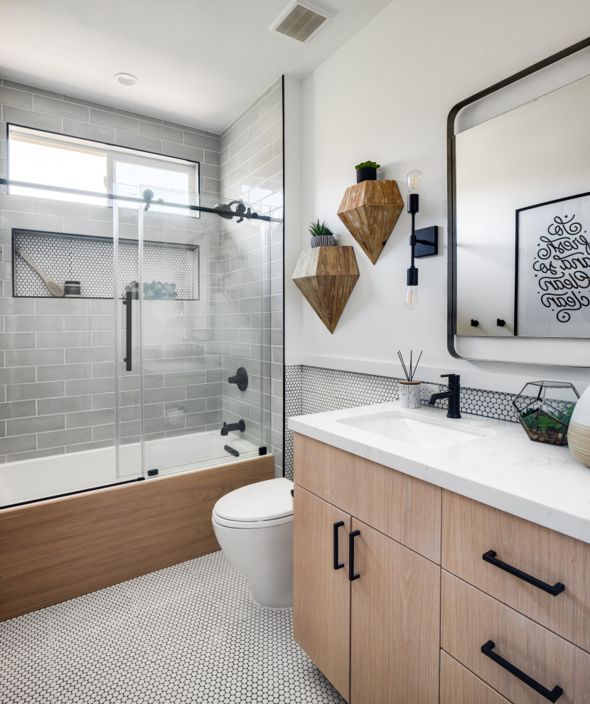 Ispirazione per una piccola stanza da bagno con doccia stile marino con ante lisce e ante in legno chiaro