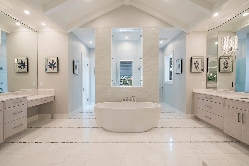 Modelo de cuarto de baño principal clásico renovado grande con armarios con paneles lisos, bañera exenta, ducha doble y encimera de granito