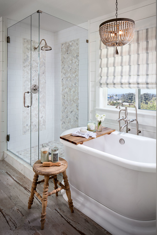 Свежая идея для дизайна: главная ванная комната в стиле кантри с отдельно стоящей ванной, угловым душем, белой плиткой, белыми стенами, деревянным полом и душем с распашными дверями - отличное фото интерьера