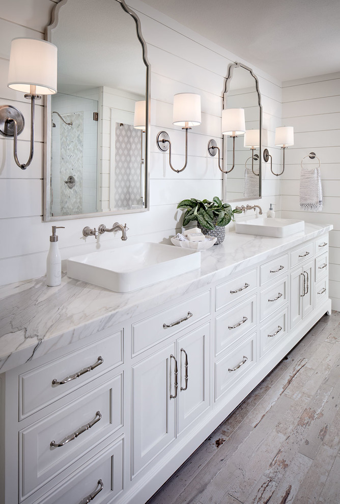 Immagine di una stanza da bagno padronale country con vasca freestanding, doccia ad angolo, piastrelle bianche, pareti bianche, pavimento in legno verniciato e top in marmo