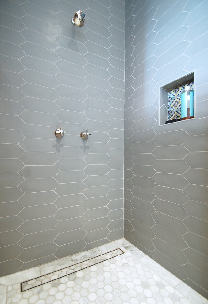 Diseño de cuarto de baño principal contemporáneo de tamaño medio con bañera con patas, ducha abierta, baldosas y/o azulejos blancos, baldosas y/o azulejos de porcelana, paredes blancas, suelo de mármol, lavabo bajoencimera, suelo blanco, ducha abierta, armarios con paneles lisos, puertas de armario de madera clara, encimera de madera y encimeras marrones