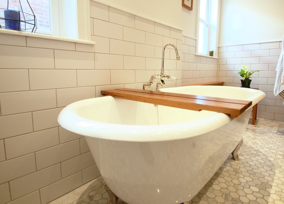 Réalisation d'une salle de bain principale design de taille moyenne avec une baignoire sur pieds, une douche ouverte, un carrelage blanc, des carreaux de porcelaine, un mur blanc, un sol en marbre, un lavabo encastré, un sol blanc et aucune cabine.
