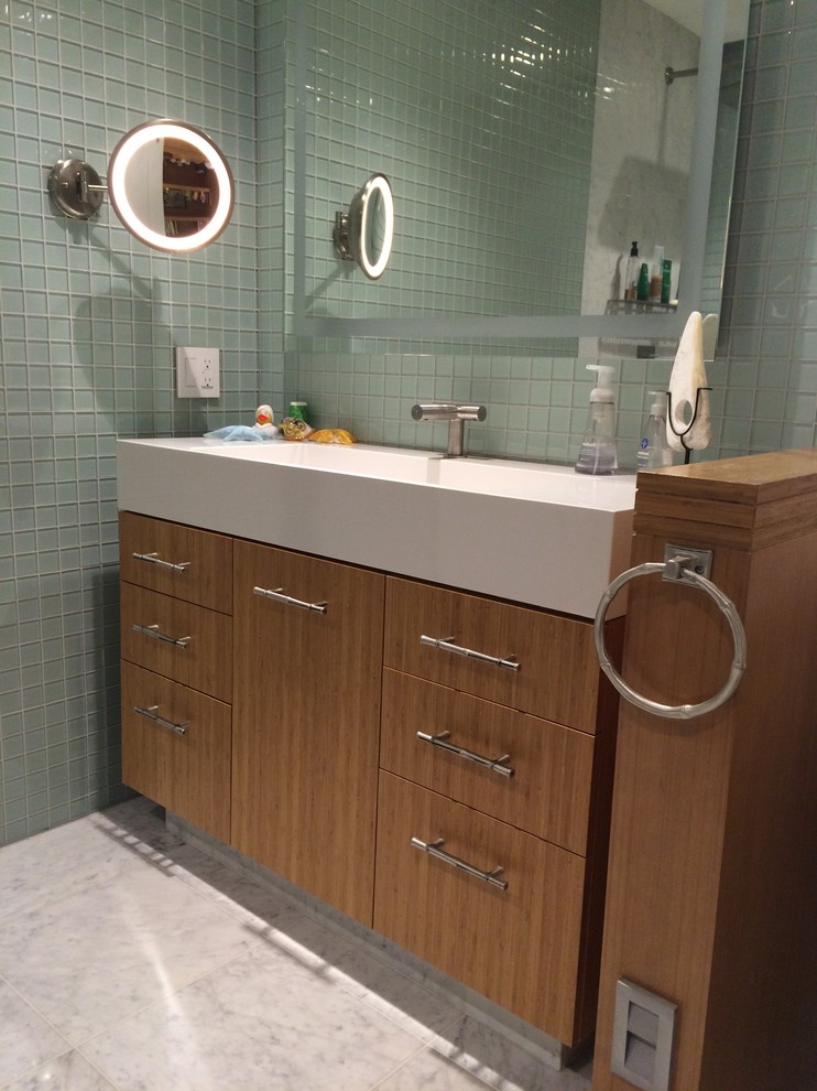 Exempel på ett mellanstort asiatiskt en-suite badrum, med skåp i mellenmörkt trä, en öppen dusch, en toalettstol med hel cisternkåpa, grön kakel, glaskakel, gröna väggar, marmorgolv, ett konsol handfat och bänkskiva i kvartsit