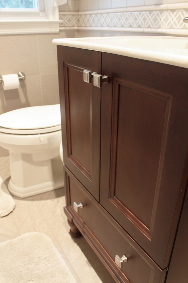 Inredning av ett klassiskt litet en-suite badrum, med ett integrerad handfat, luckor med infälld panel, skåp i mörkt trä, ett badkar i en alkov, en dusch i en alkov, beige kakel, porslinskakel, beige väggar och klinkergolv i porslin