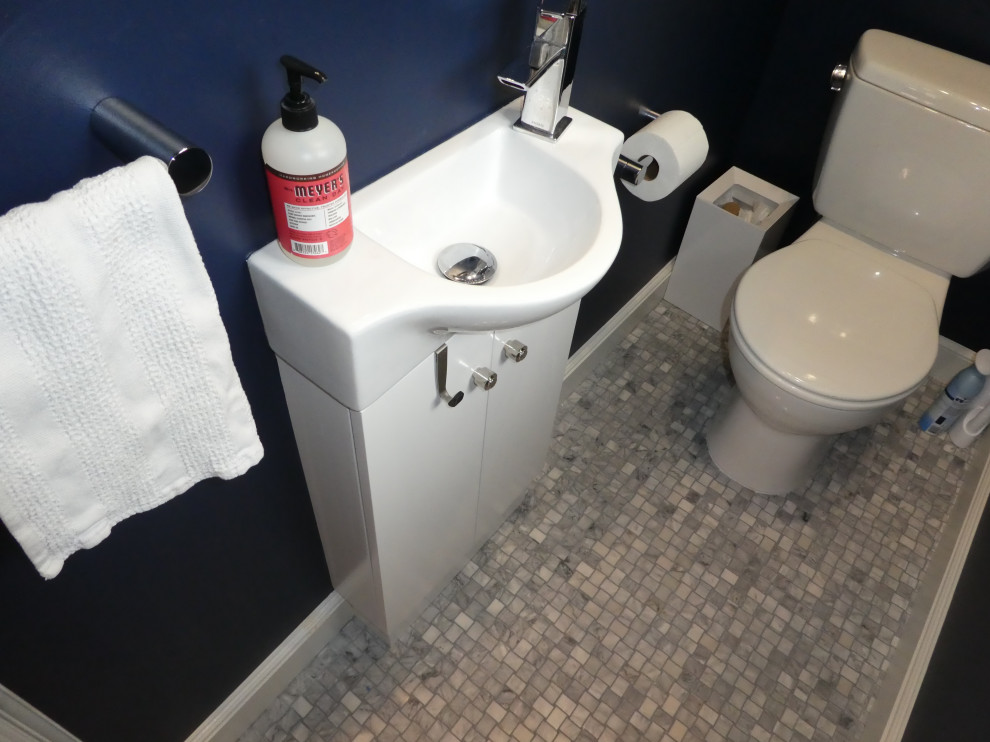ニューヨークにある高級な小さなトラディショナルスタイルのおしゃれなバスルーム (浴槽なし) (フラットパネル扉のキャビネット、白いキャビネット、分離型トイレ、青い壁、モザイクタイル、一体型シンク、人工大理石カウンター、グレーの床、白い洗面カウンター、トイレ室、洗面台1つ、独立型洗面台) の写真