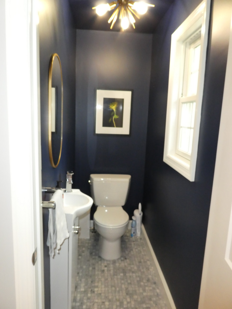 Aménagement d'un petit WC et toilettes classique avec un placard à porte plane, des portes de placard blanches, WC séparés, un mur bleu, un sol en carrelage de terre cuite, un lavabo intégré, un plan de toilette en surface solide, un sol gris, un plan de toilette blanc et meuble-lavabo sur pied.