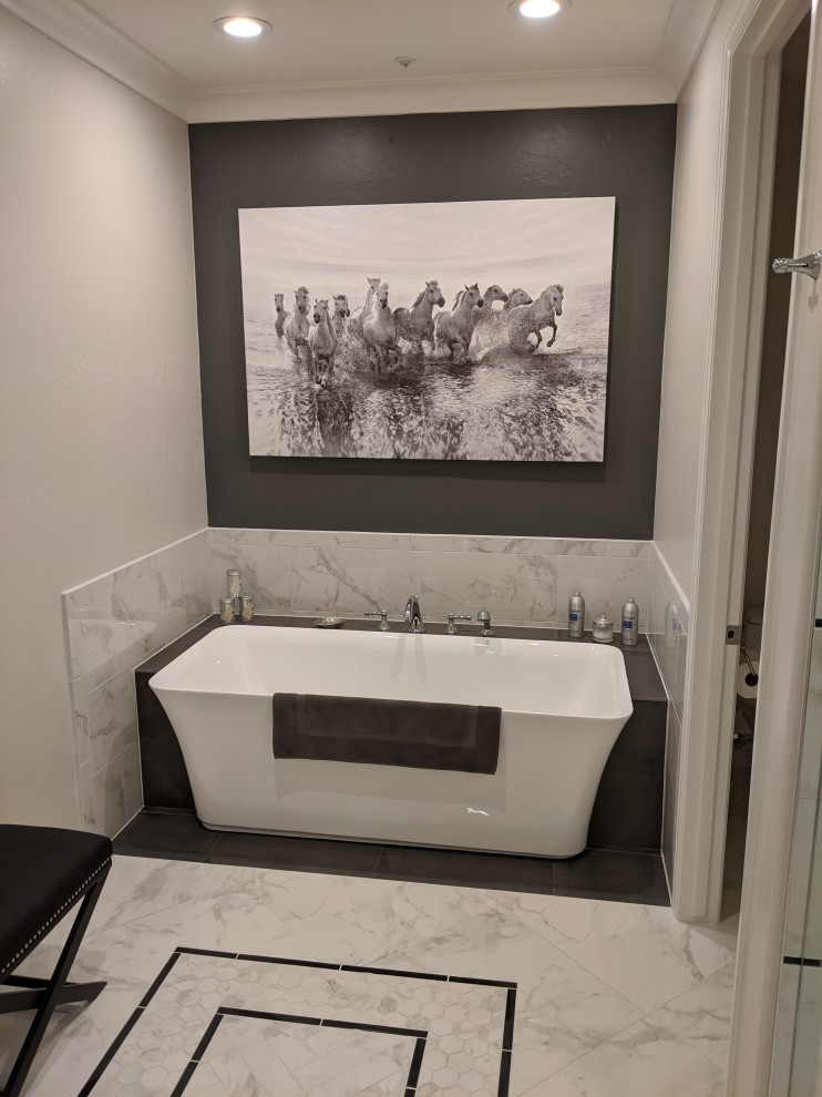 Modelo de cuarto de baño único de estilo americano de tamaño medio con aseo y ducha, encimera de cuarcita y encimeras blancas