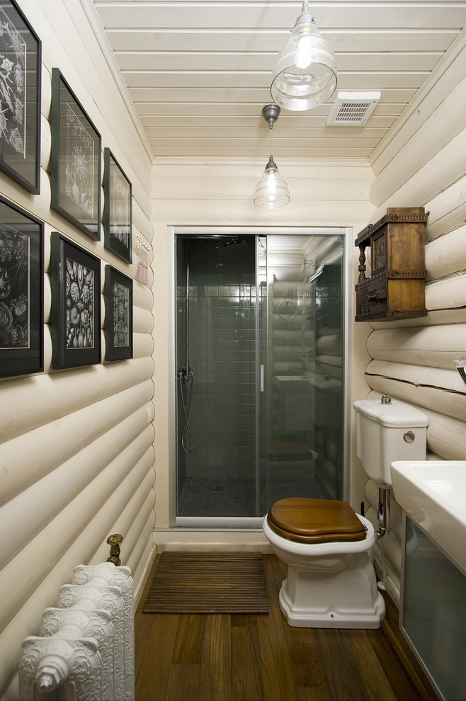 Стильный дизайн: узкая и длинная ванная комната в деревянном доме в стиле кантри с душем в нише, раздельным унитазом, белыми стенами и душевой кабиной - последний тренд