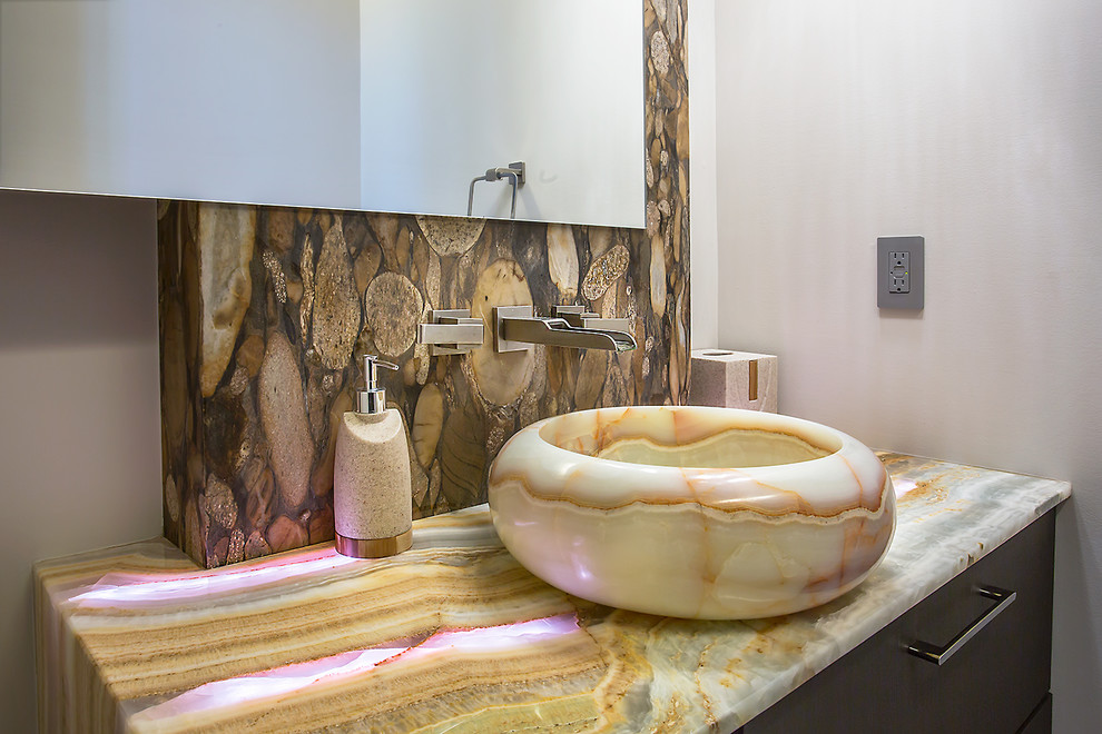 Inspiration för stora moderna en-suite badrum, med släta luckor, bruna skåp, ett fristående badkar, granitbänkskiva och ett väggmonterat handfat