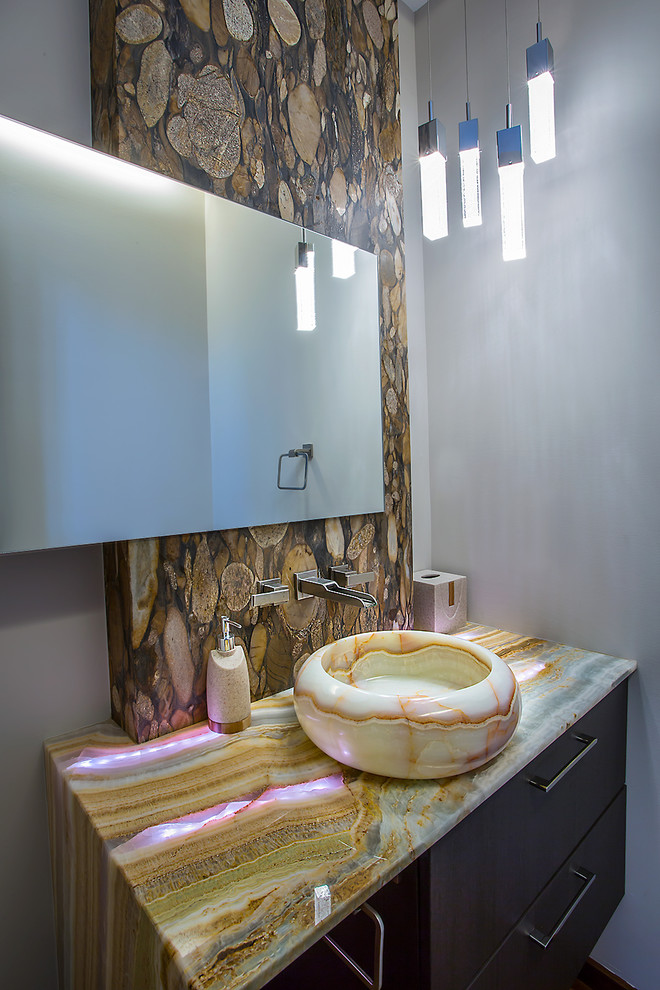 Großes Modernes Badezimmer En Suite mit flächenbündigen Schrankfronten, braunen Schränken, freistehender Badewanne, weißer Wandfarbe, Wandwaschbecken und Onyx-Waschbecken/Waschtisch in Richmond