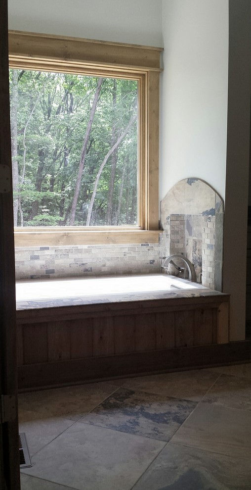 Foto på ett mellanstort rustikt en-suite badrum, med ett badkar i en alkov, grå väggar, en toalettstol med separat cisternkåpa, grå kakel, stenkakel och klinkergolv i keramik