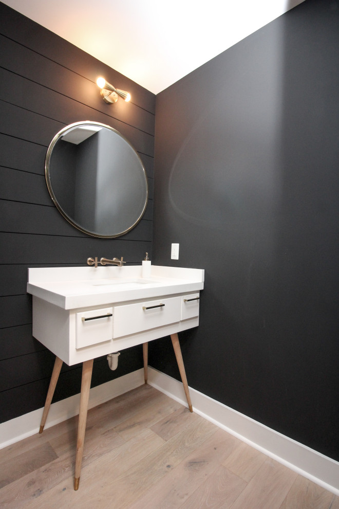 Modernes Duschbad mit verzierten Schränken, weißen Schränken, schwarzer Wandfarbe, hellem Holzboden, Unterbauwaschbecken, Quarzwerkstein-Waschtisch und weißer Waschtischplatte