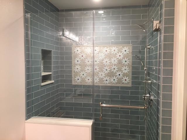 Источник вдохновения для домашнего уюта: маленькая главная ванная комната в стиле неоклассика (современная классика) с открытым душем, разноцветной плиткой, стеклянной плиткой и белыми стенами для на участке и в саду