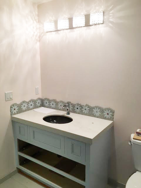 Idées déco pour une petite salle de bain principale classique avec des portes de placard grises, une douche ouverte, un carrelage multicolore, un carrelage en pâte de verre et un mur blanc.