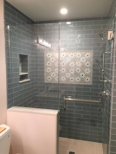 Réalisation d'une petite salle de bain principale tradition avec une douche ouverte, un carrelage multicolore, un carrelage en pâte de verre et un mur blanc.
