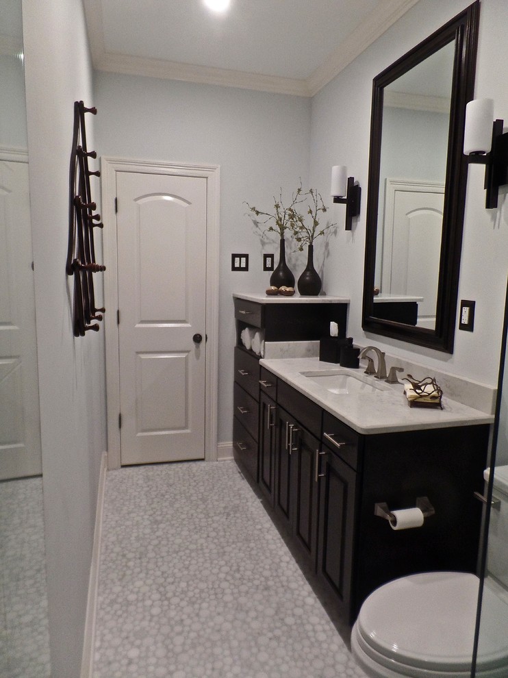 Exempel på ett mellanstort klassiskt badrum för barn, med luckor med upphöjd panel, skåp i mörkt trä, en dusch i en alkov, en toalettstol med separat cisternkåpa, vit kakel, porslinskakel, grå väggar, marmorgolv, ett undermonterad handfat och bänkskiva i kvarts