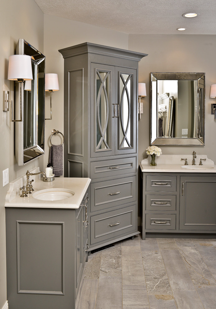 Immagine di un'ampia stanza da bagno padronale classica con ante a filo, ante grigie, pareti beige, lavabo sottopiano, top in quarzite, pavimento grigio e top bianco
