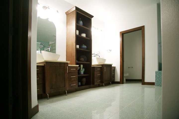 Foto di una stanza da bagno padronale contemporanea con lavabo a bacinella, ante in legno bruno e pareti bianche