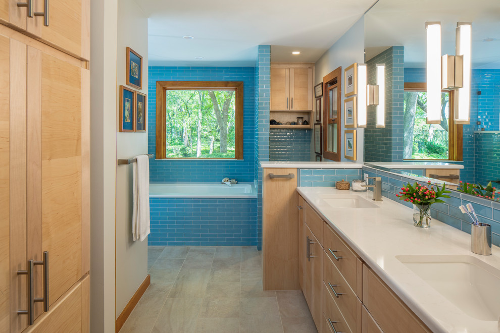 Bild på ett mellanstort funkis en-suite badrum, med släta luckor, skåp i ljust trä, ett platsbyggt badkar, blå kakel, glaskakel, ett undermonterad handfat och bänkskiva i akrylsten