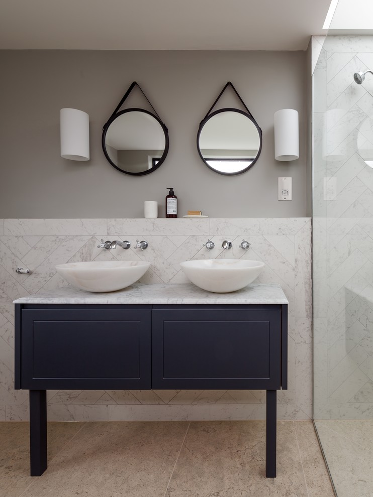 Exempel på ett minimalistiskt badrum