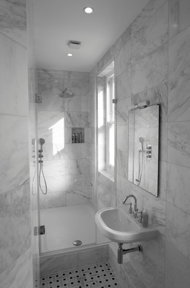 Idee per una stanza da bagno con doccia moderna di medie dimensioni con lavabo sospeso, ante lisce, ante bianche, doccia alcova, WC a due pezzi, pistrelle in bianco e nero, piastrelle in gres porcellanato e pavimento in marmo
