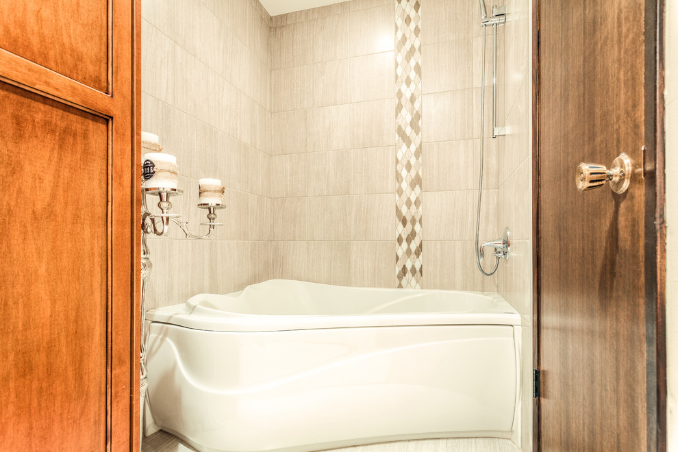 На фото: главная ванная комната в классическом стиле с врезной раковиной, фасадами в стиле шейкер, фасадами цвета дерева среднего тона, раздельным унитазом, бежевой плиткой, керамической плиткой и бежевыми стенами с