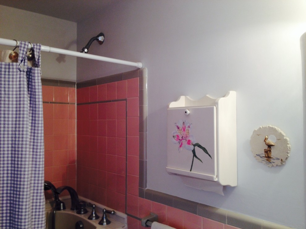 Стильный дизайн: маленькая главная ванная комната в классическом стиле с японской ванной, душем в нише, раздельным унитазом, розовой плиткой, керамогранитной плиткой, белыми стенами, полом из керамогранита и консольной раковиной для на участке и в саду - последний тренд