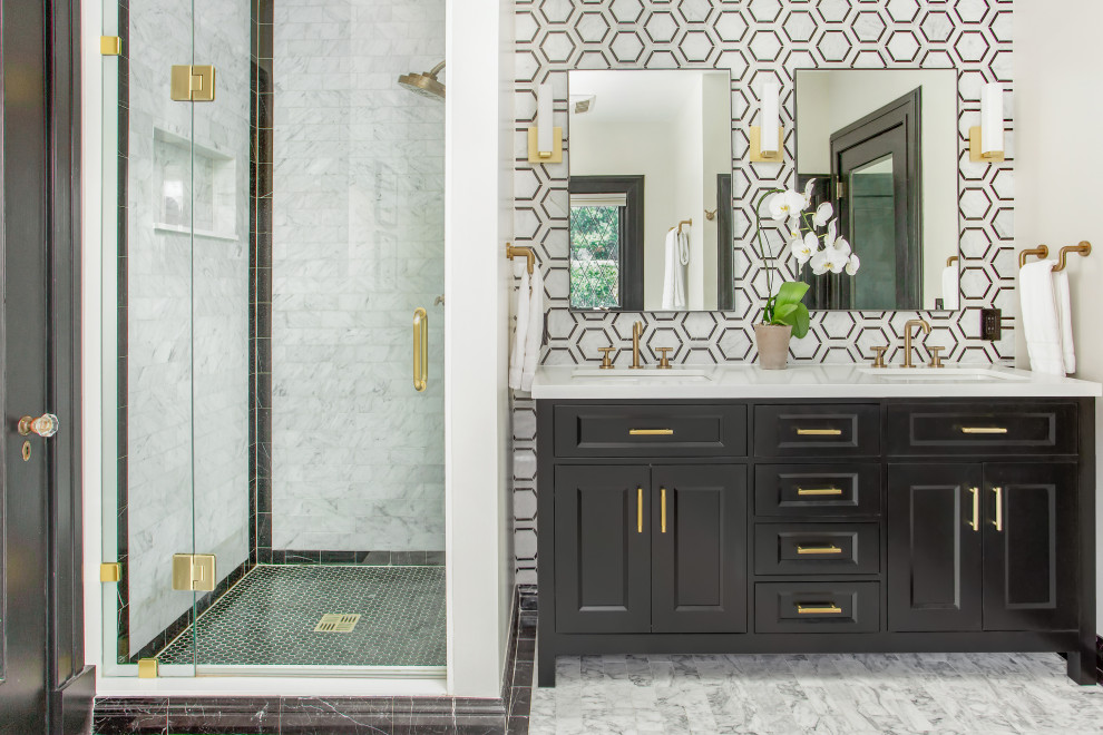 Klassisk inredning av ett mellanstort vit vitt badrum med dusch, med svarta skåp, en dusch i en alkov, svart och vit kakel, marmorkakel, vita väggar, marmorgolv, ett undermonterad handfat, bänkskiva i kvarts, vitt golv, dusch med gångjärnsdörr och luckor med infälld panel